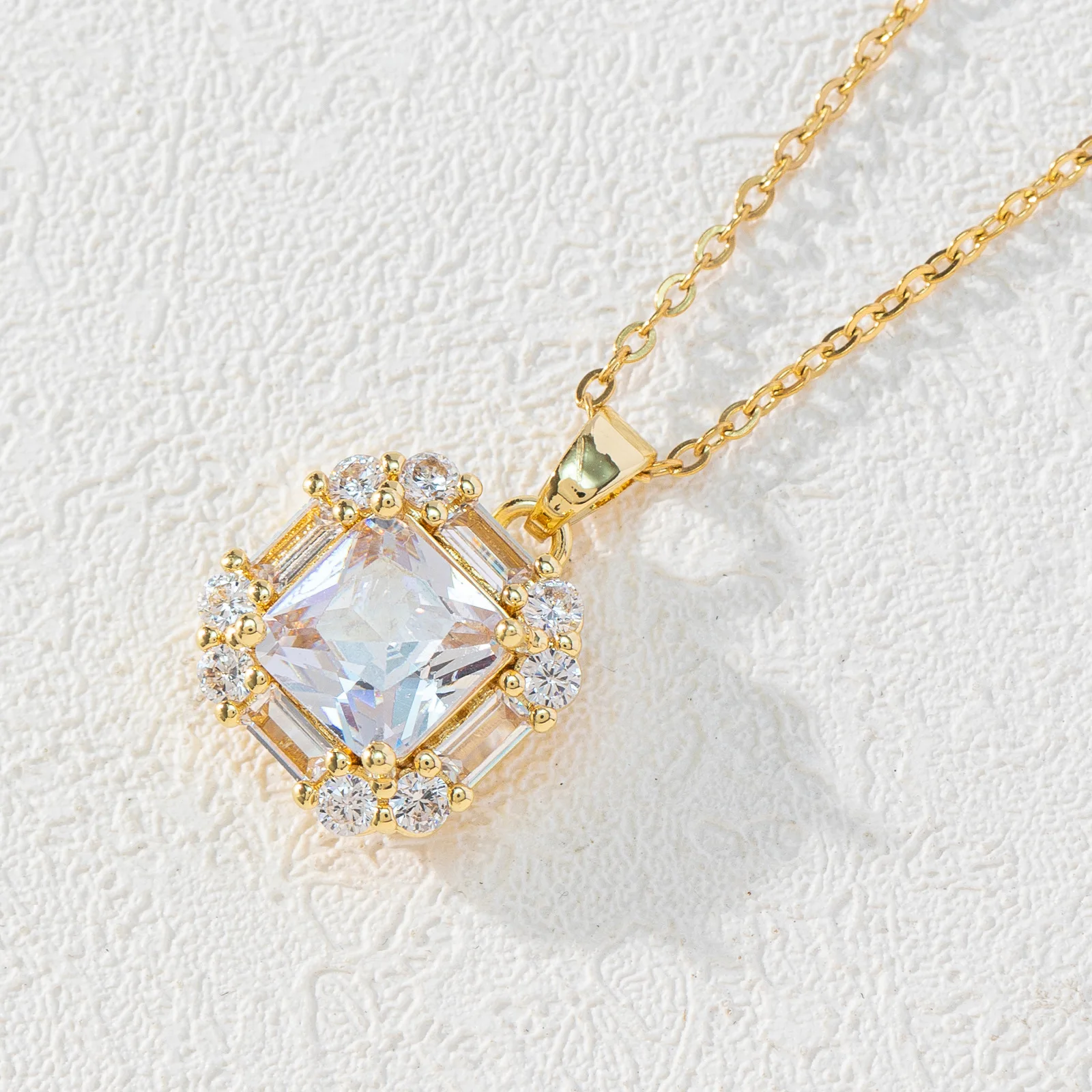 Colier pentru Femei Placat cu Aur de 18k cu Smarald Cristal Zircon Pandantiv Geometric Populare Moda Bijuterii Lovers' Cadou